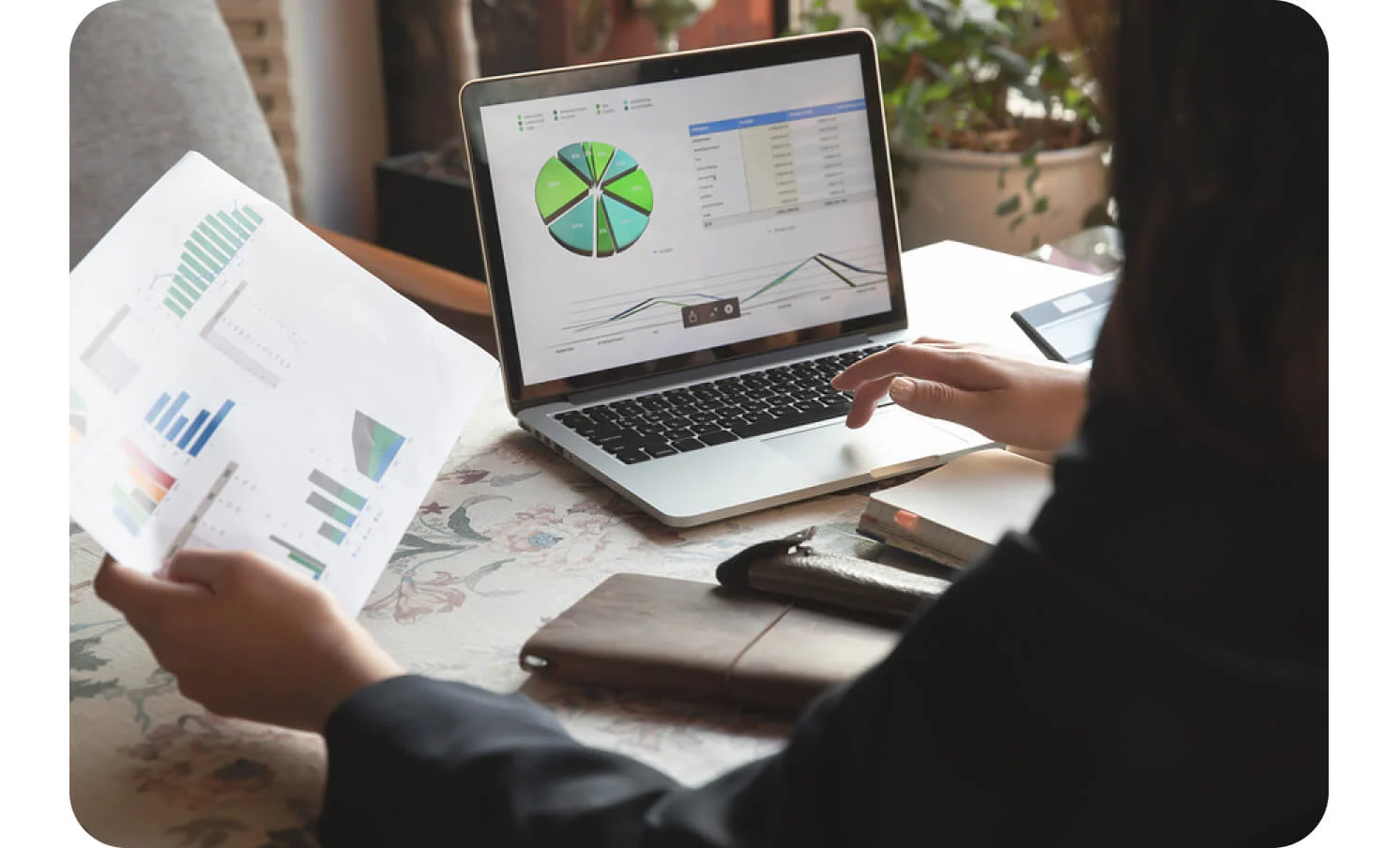 투자 자료를 만들고 있는 스타트업 창업자 이미지